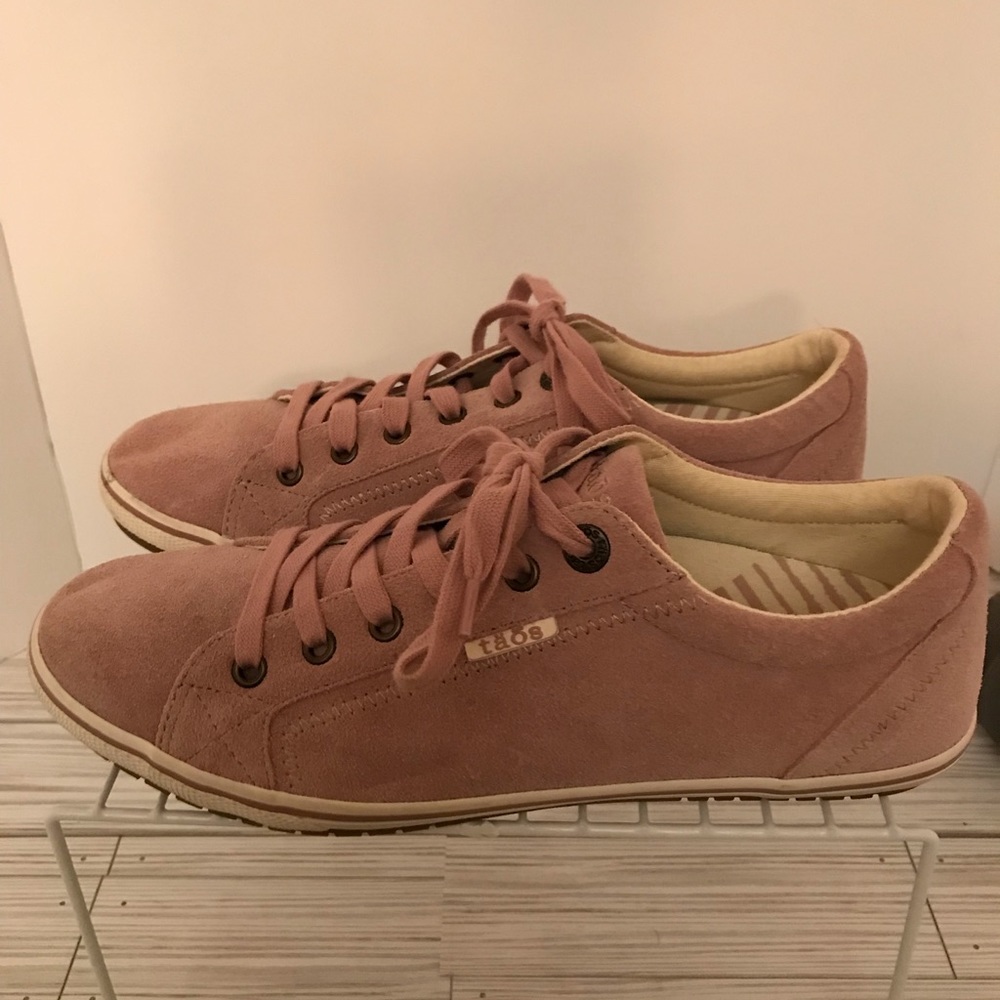 Taos sneakers size 10